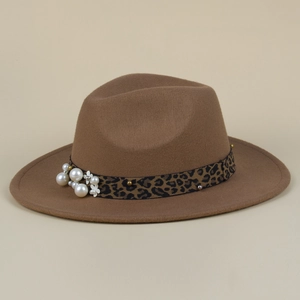 Détail de fedora en laine marron avec ruban léopard, perles blanches et ornements