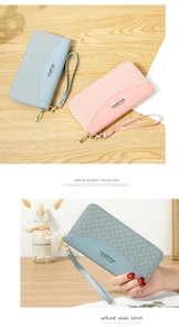 Dettaglio del portafoglio lungo in pelle PU intrecciata azzurro e rosa con cinturino