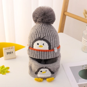 Detalle del conjunto de gorro y bufanda de punto gris para bebé con diseño de pingüino