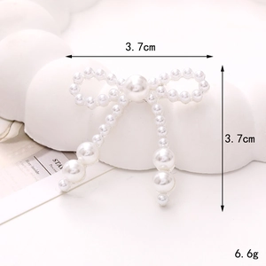 Détail macro d'un accessoire nœud en perles de 3,7 cm avec dimensions et poids