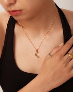 Détail du pendentif lune plaqué or 18 carats avec zircons porté par un mannequin femme