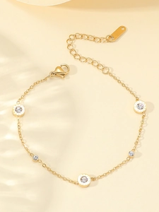 Vue détaillée du bracelet doré aux chiffres romains, pierres en zircone et chaîne d'extension