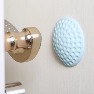 Fermaporta in silicone blu con trama golf per proteggere la parete dalle maniglie
