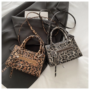 Vista dettagliata delle mini borse tote con stampa leopardata in marrone e grigio