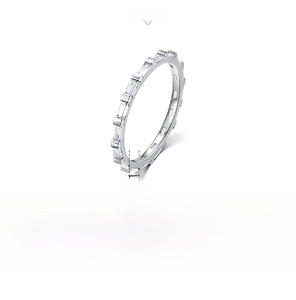 Dettaglio dell'anello in argento 925 con larghezza di 1,7 mm e incisione interna S925