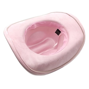 Détails intérieurs d'un chapeau de cowboy en daim rose avec bandeau et étiquette de soin