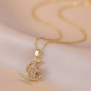 Élégant collier doré avec pendentif étoile et lune étincelant sur soie rose