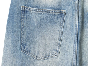 Nahaufnahme der Gesäßtasche an hellblauer Jeans mit verstärkten Nähten und Waschung