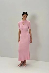 Abito lungo in maglia rosa con collo alto chic e dettaglio fiocco elegante