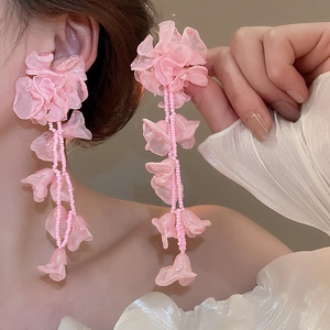 Exquisite lange rosa Netzblumen-Quastenohrringe für einen schicken Strandurlaubslook
