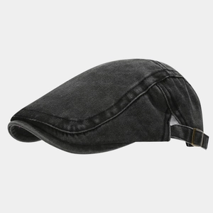 Dettaglio della coppola in denim nero lavato con fibbia di regolazione in metallo bronzo