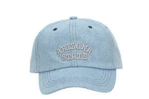 Détail de la broderie Arizona State sur une casquette en denim bleu clair délavé