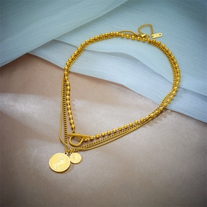 Collana a due strati in acciaio inossidabile dorato con ciondoli moneta Elizabeth II e chiusura OT