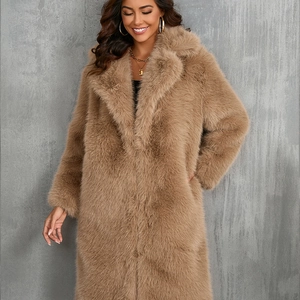 Cappotto lungo in pelliccia sintetica color cammello con collo a revers e texture spessa
