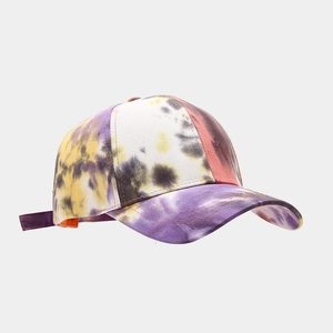 Détail d'une casquette de baseball tie-dye artistique avec motifs colorés et visière courbée