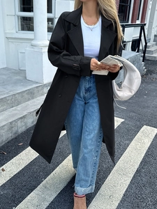Elegante trench nero da donna media lunghezza per outfit autunnale casual