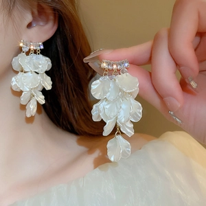 Élégantes boucles d'oreilles fleurs en nacre avec zircons et longs glands dorés pour femmes