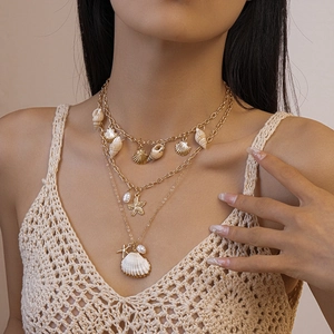 Collier doré à trois couches avec pendentifs étoile de mer coquillage et perles de plage