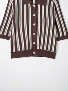 Detailaufnahme eines braun gestreiften Strick-Poloshirts mit weißen Knöpfen und Rippbündchen