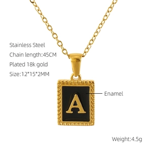 Détail du collier plaqué or 18k avec pendentif carré en émail noir et la lettre A