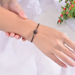 Dettaglio di un bracciale a proiezione in acciaio nero con pietra fotografica personalizzata