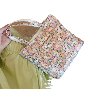 Petit sac cabas en coton à fleurs colorées avec étiquette simple wish brodée