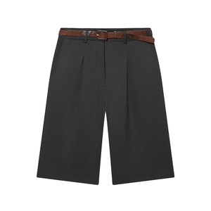 Détail du short noir taille haute à jambes larges avec une ceinture marron en peau de serpent
