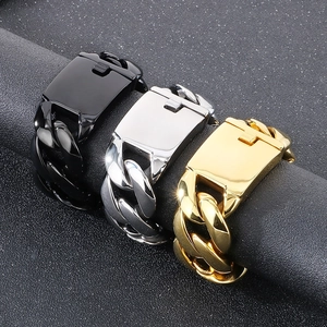 Détail macro de bracelets à mailles cubaines 31mm en noir, argent et or acier inoxydable