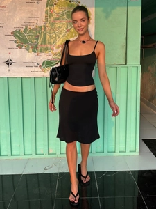 Ensemble chic deux pièces noir pour femme avec débardeur court et mini-jupe assortie