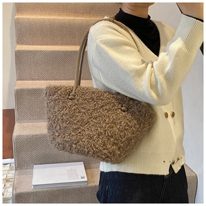 Détail du tissu peluche marron doux et de la sangle en cuir sur ce sac cabas d'hiver