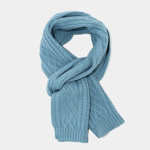 Detailaufnahmen der hellblauen Strickschals mit Zopfmuster und Rippstrickkante