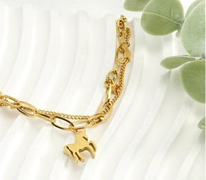 Détail du bracelet double épaisseur licorne plaqué or 18k avec maillons mélangés