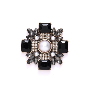 Barocke Brosche mit quadratischem schwarzem Edelstein, Perlen und Glitzerschmuck