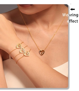 Effet de porter de l'ensemble collier et bracelet multicouche à pendentif coeur