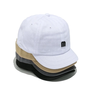 Casquettes de baseball en coton à bord court avec broderie 'm' en noir, blanc et gris
