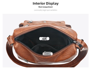 Vue intérieure du sac en cuir marron montrant le compartiment principal et la poche zippée