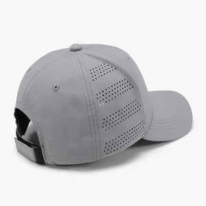 Berretto da baseball grigio chiaro traspirante con fori laser e cinturino regolabile
