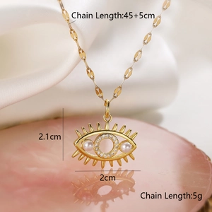Vue détaillée du collier œil maléfique doré avec perles blanches et zircons brillants