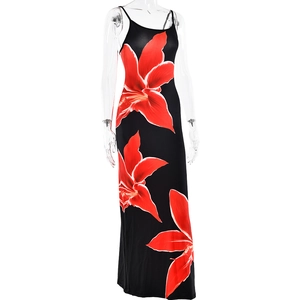 Détail de l'imprimé floral rouge sur une robe longue d'été noire sans manches ajustée