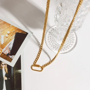 Detalle de una cadena en O de acero inoxidable chapado en oro 18K con cierre ovalado