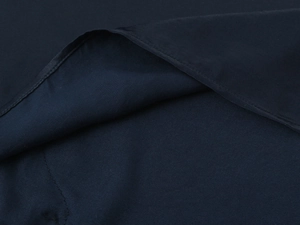 Nahaufnahme der dunkelblauen Satinstruktur und sauberen Nähte am Spitzen-Minikleid