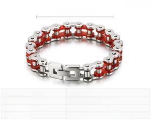 Detail eines Edelstahl-Armbands im Punk-Stil mit roten Akzenten im Fahrradketten-Design