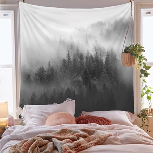 Dettaglio dell'arazzo foresta nebbiosa in bianco e nero su parete di camera da letto