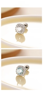Vue détaillée de boucles d'oreilles halo carrées en oxyde de zirconium bleu et blanc