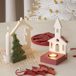Weihnachtliche Krippe aus Holz und Kirchen-Kerzenhalter mit festlichem Dekoset