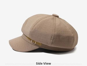 Vista laterale del cappello a visiera waffle con fibbia in metallo e cinturino retrò