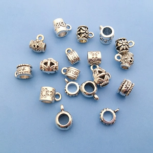 Détails de perles intercalaires argentées avec motifs floraux creux et formes géométriques