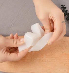 Flexible Silikonform für Aroma-Steine zeigt hohe Elastizität und weiche Textur