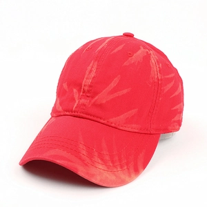 Détail du motif tie-dye rouge sur la casquette de baseball en coton avec visière courbée