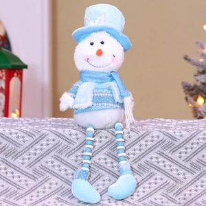 Dettaglio del pupazzo di neve in peluche blu e bianco con lunghe gambe di perline